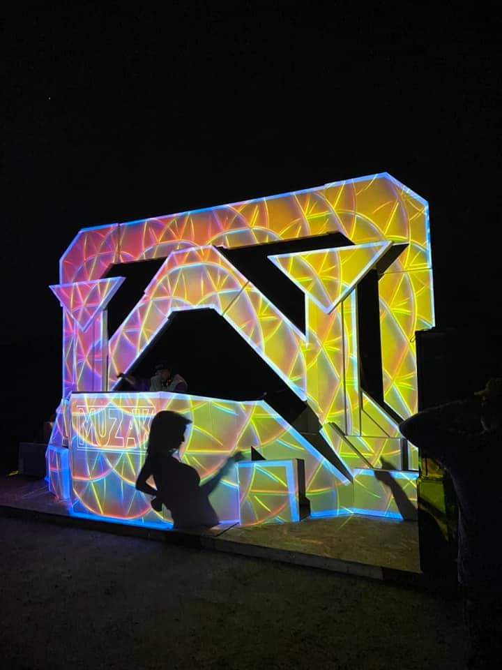 Outdoor festival with triangle LED stage build