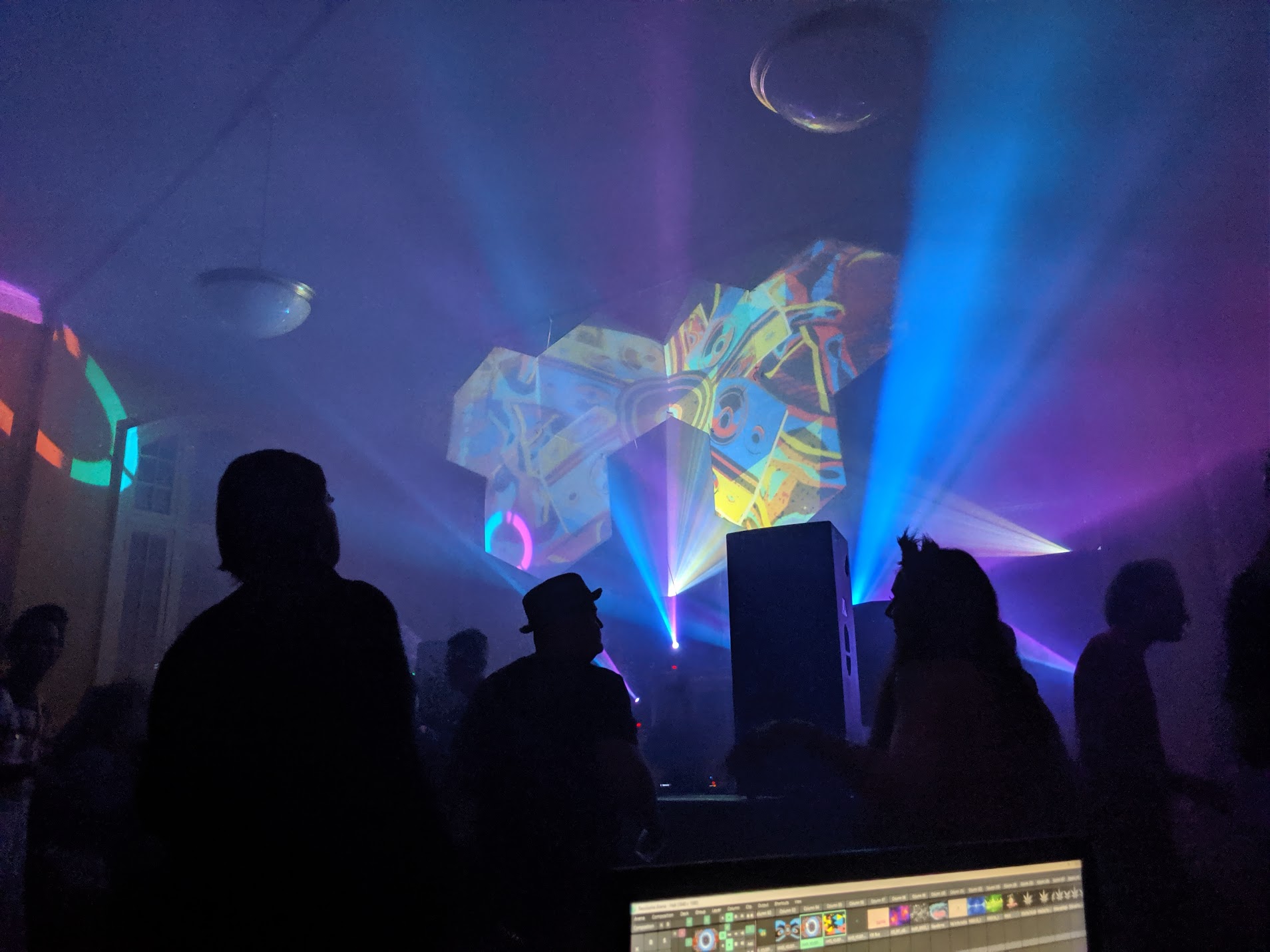 Indoor event with projection mapped geometric form